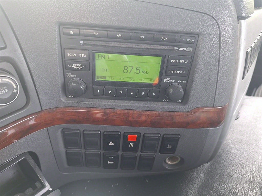 medium and large cargo tractor 2011 Blanco - Importación desde Corea - HF Imports Iquique - Foto 17