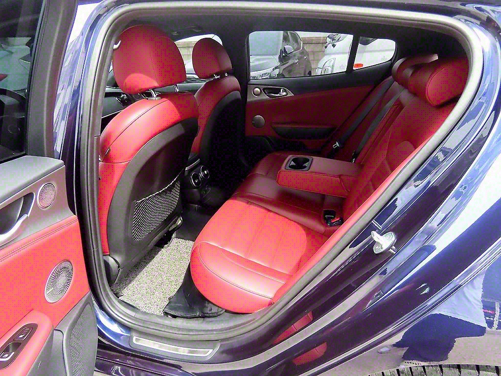 KIA Stinger - Vista 6