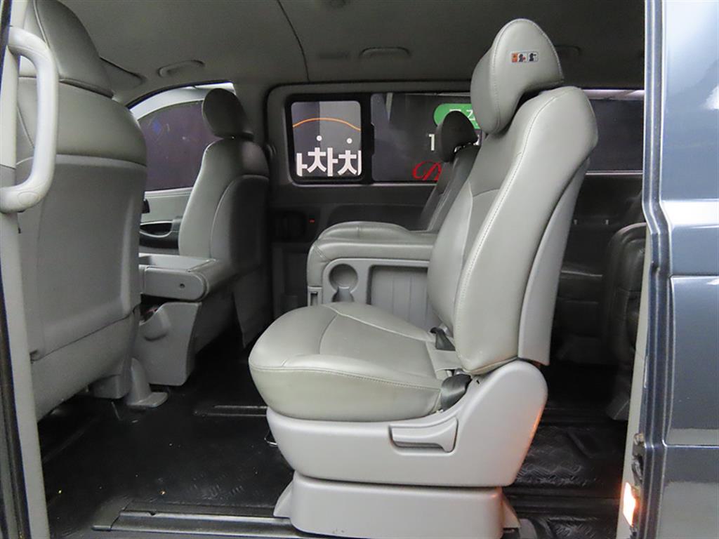 HYUNDAI Starex - Vista 6