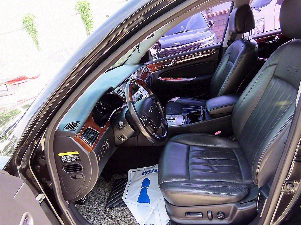 HYUNDAI Genesis - Vista 5