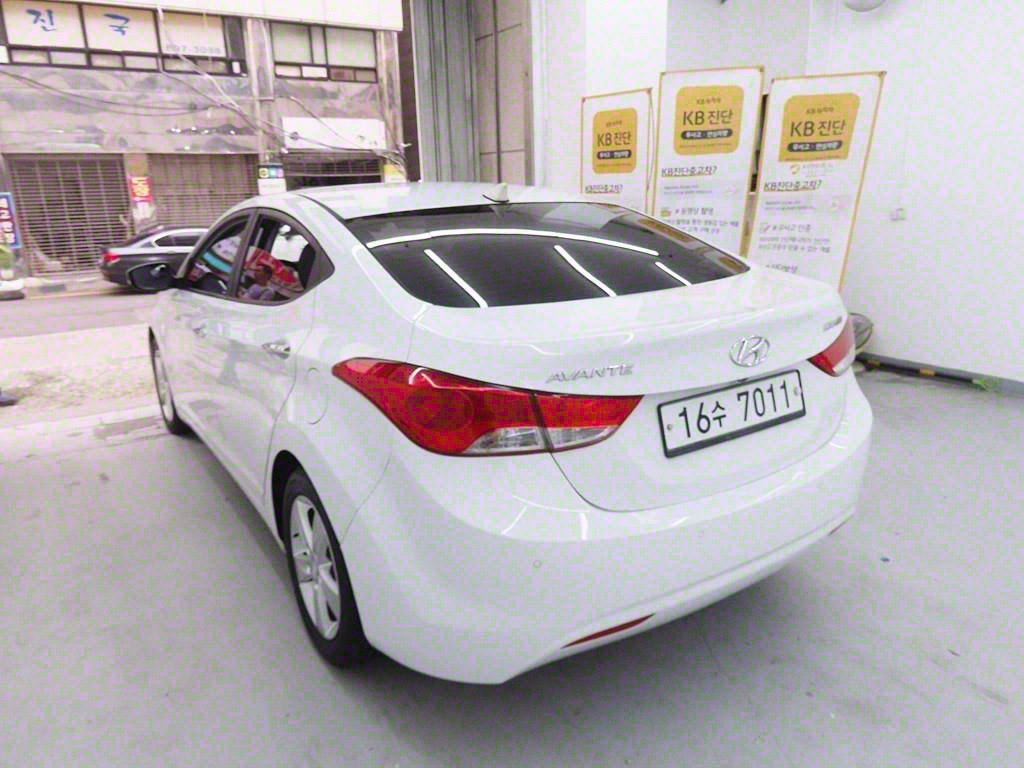 HYUNDAI Avante - Vista 4