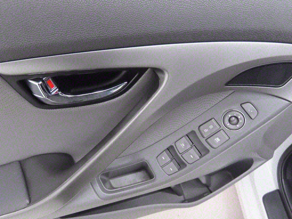 HYUNDAI Avante - Vista 9