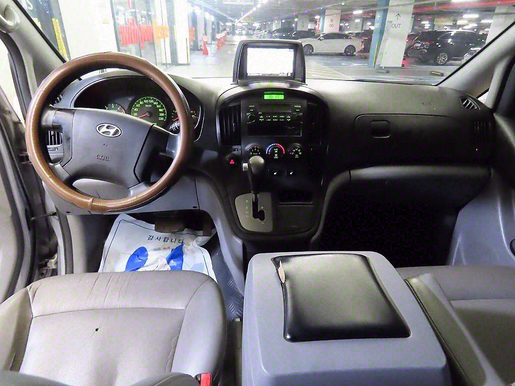 HYUNDAI Starex - Vista 10