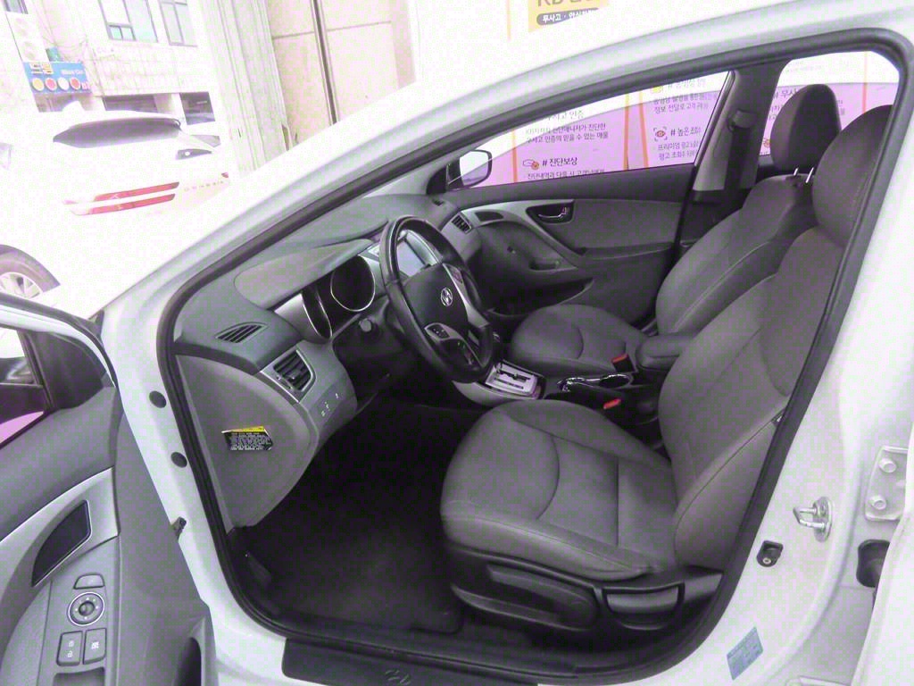 HYUNDAI Avante - Vista 5