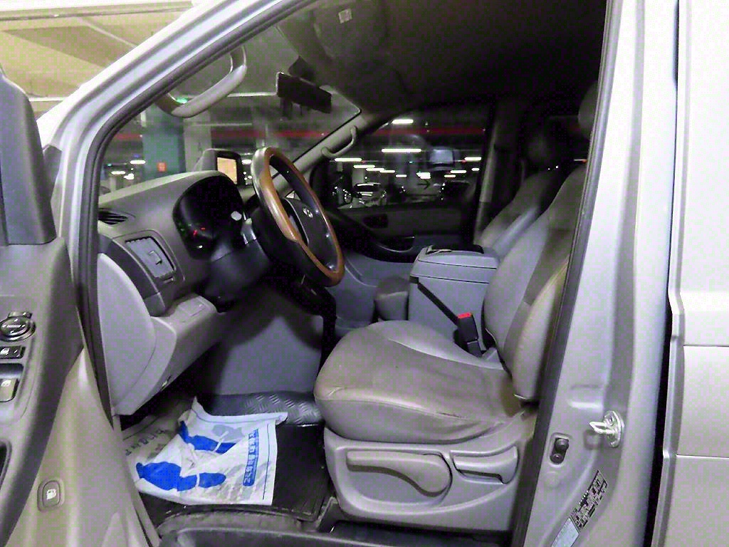 HYUNDAI Starex - Vista 6