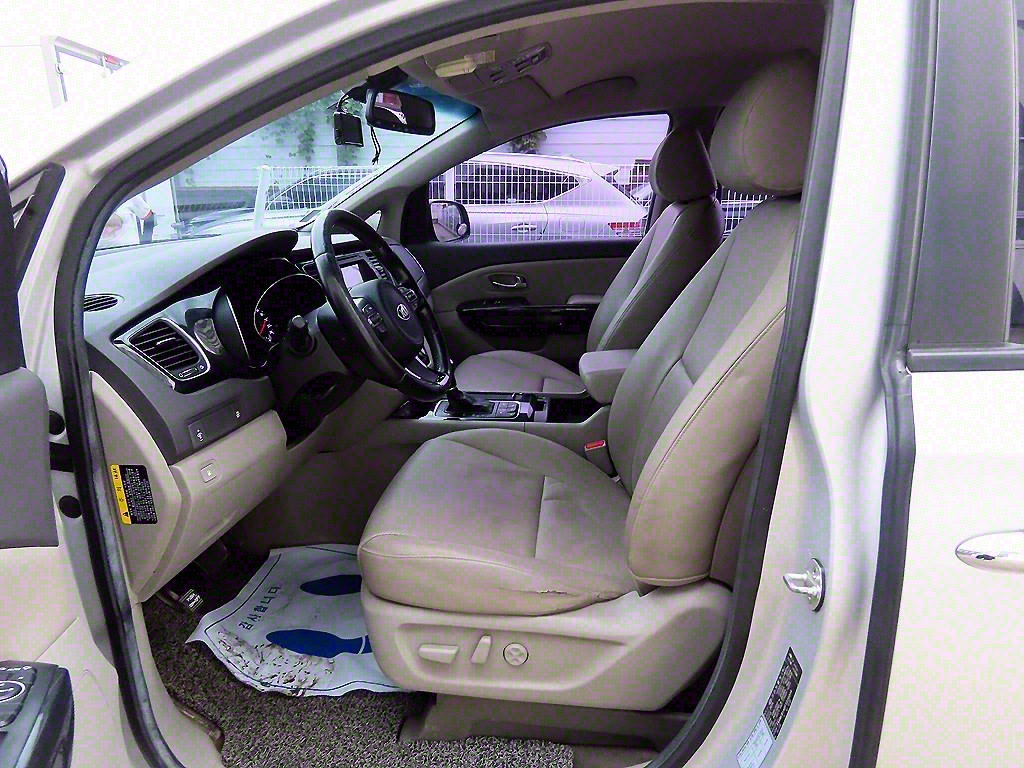 KIA Carnival - Vista 5