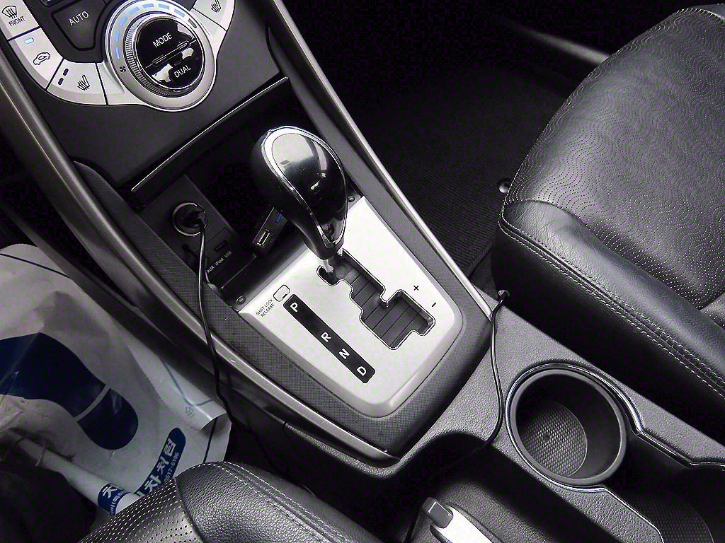 HYUNDAI Avante - Vista 10