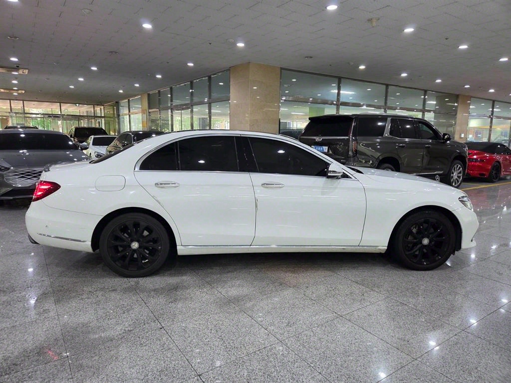 Mercedes Benz E class - Vista 5