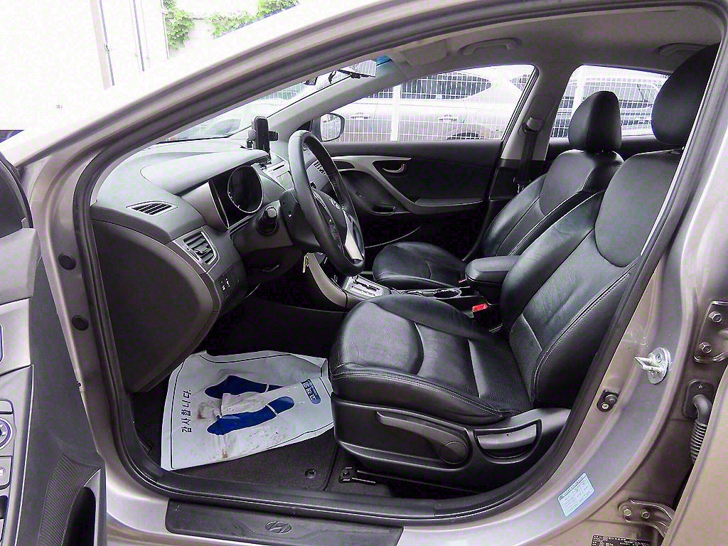 HYUNDAI Avante - Vista 5