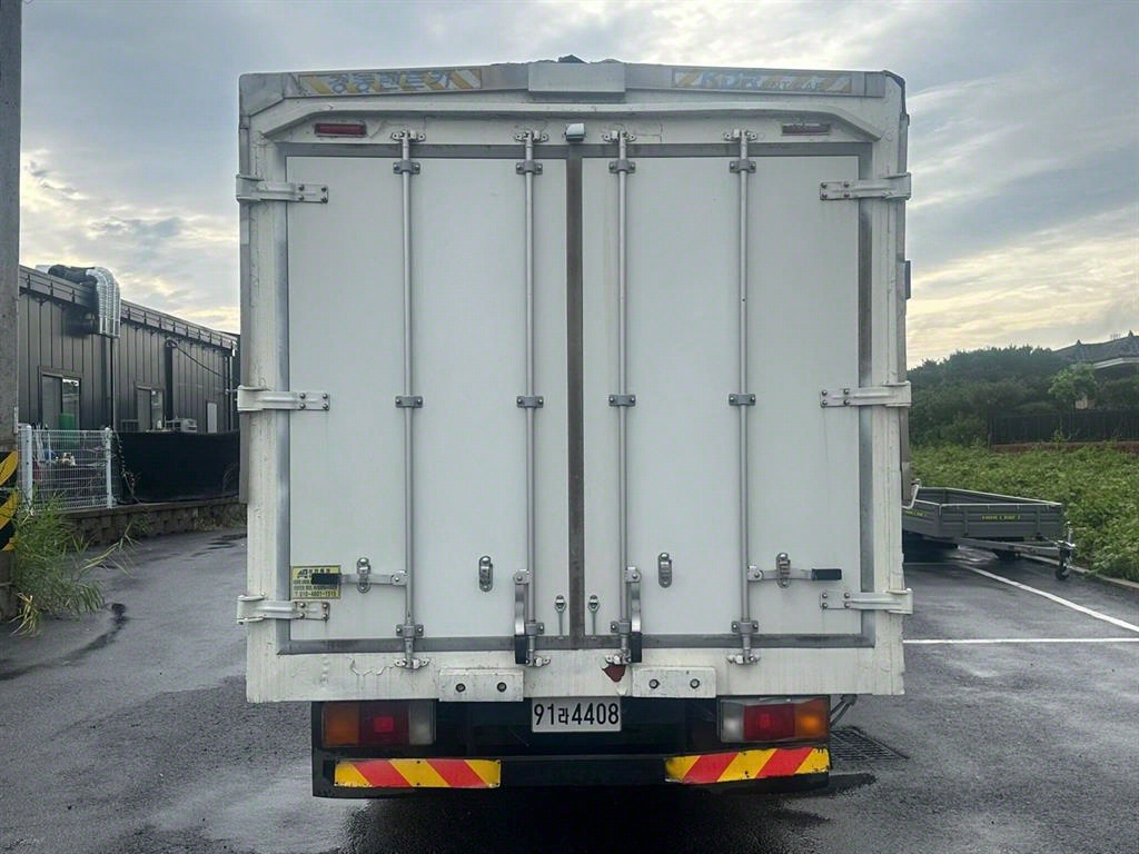 medium and large cargo truck - Vista 5