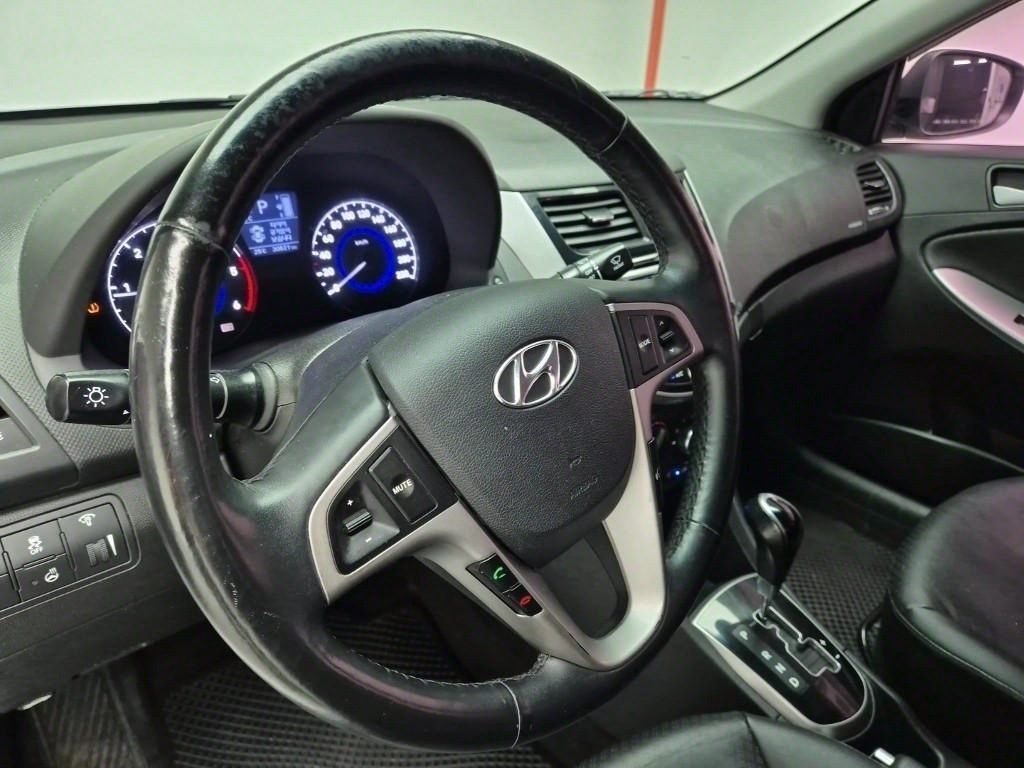 HYUNDAI Accent - Vista 9