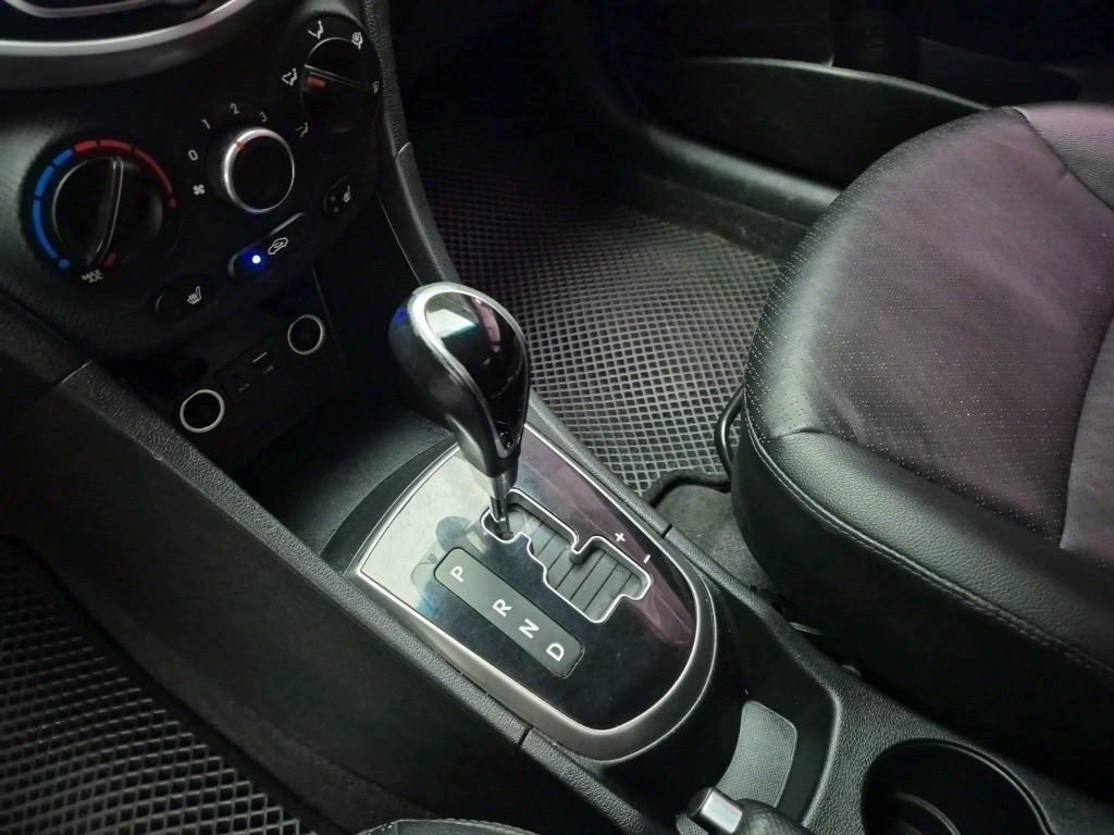 HYUNDAI Accent - Vista 8