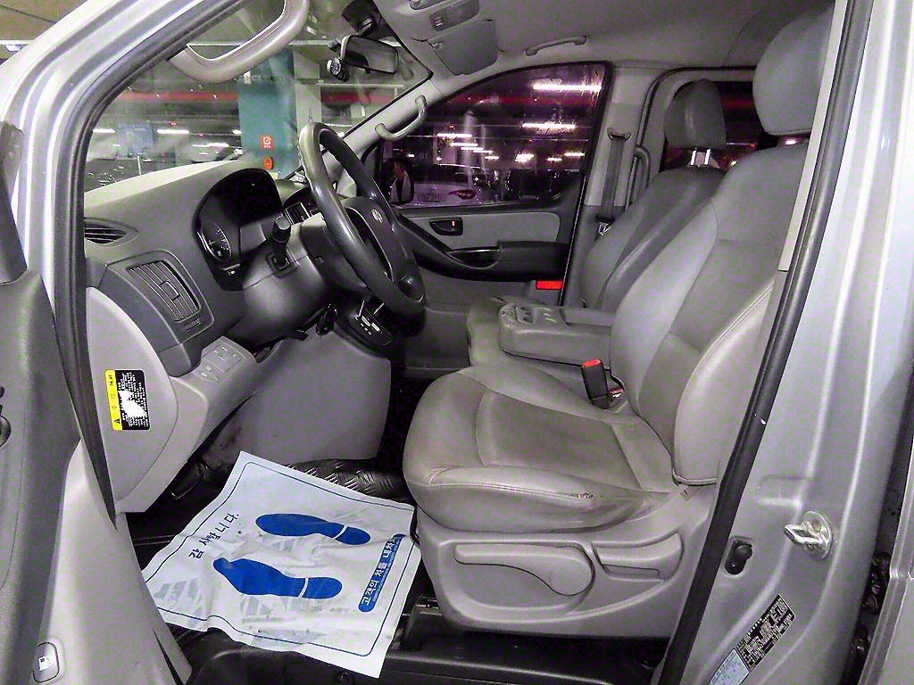 HYUNDAI Starex - Vista 6