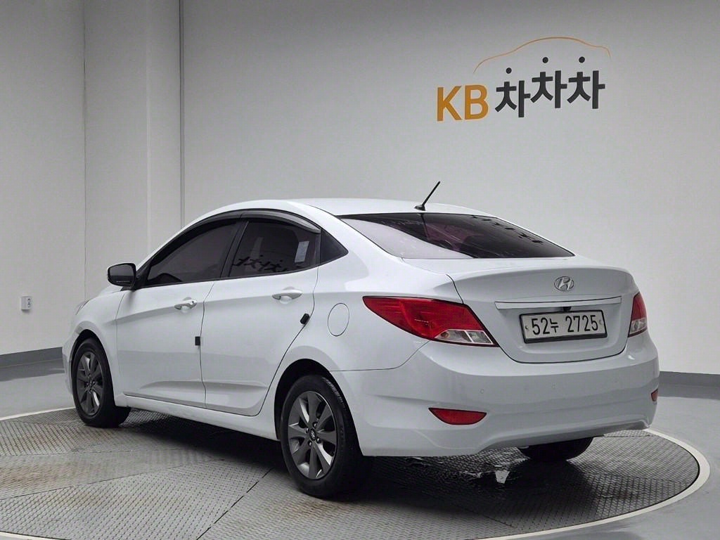 HYUNDAI Accent - Vista 2