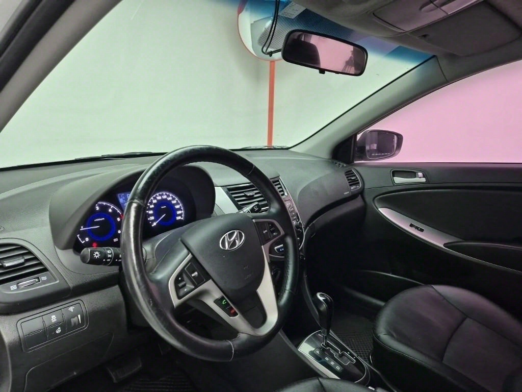 HYUNDAI Accent - Vista 7