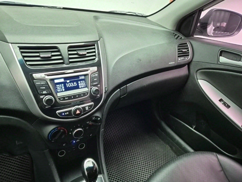 HYUNDAI Accent - Vista 10