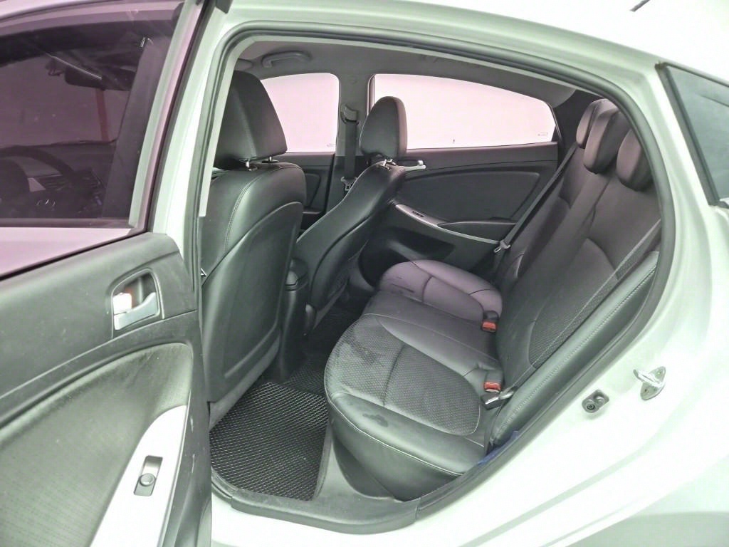 HYUNDAI Accent - Vista 12