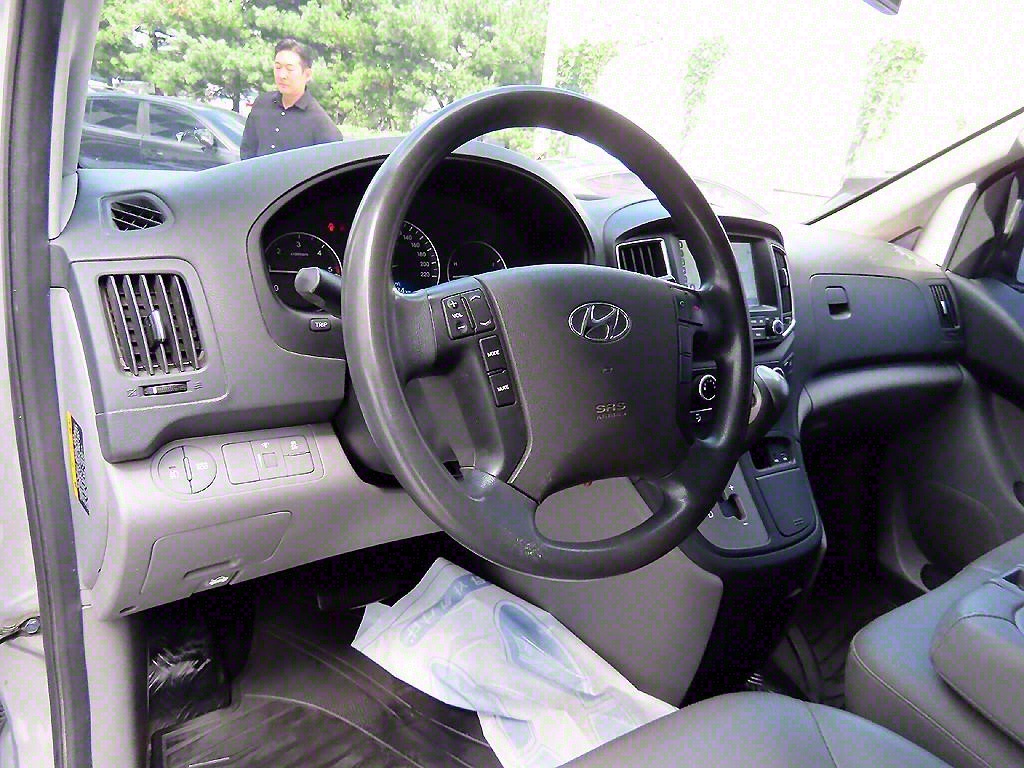 HYUNDAI Starex - Vista 7