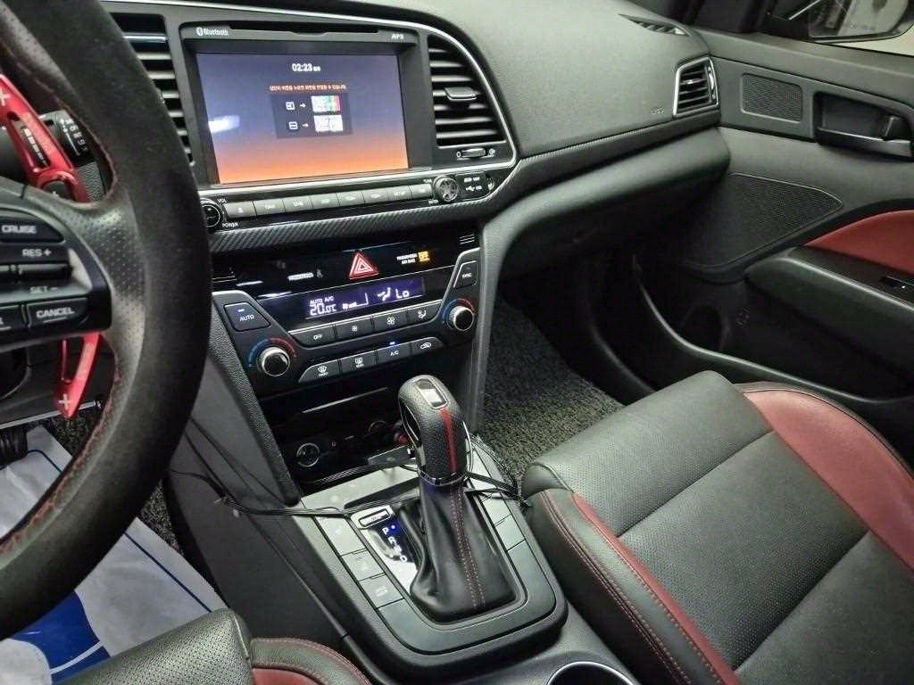 HYUNDAI Avante - Vista 10