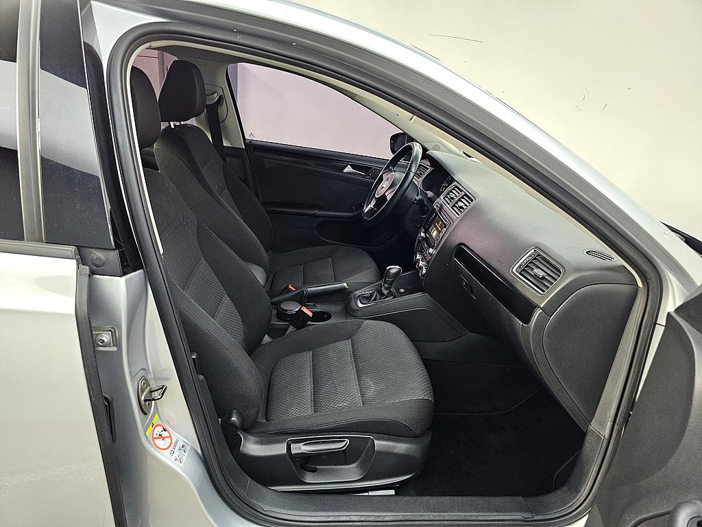 Volkswagen Jetta - Vista 11