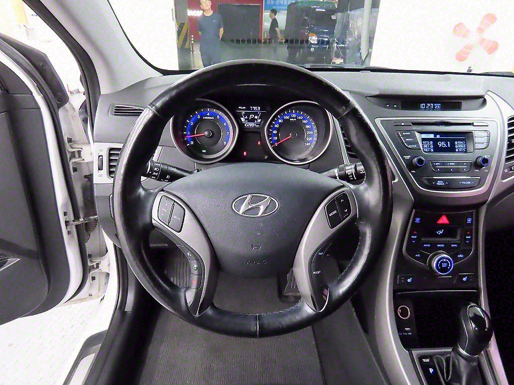 HYUNDAI Avante - Vista 9