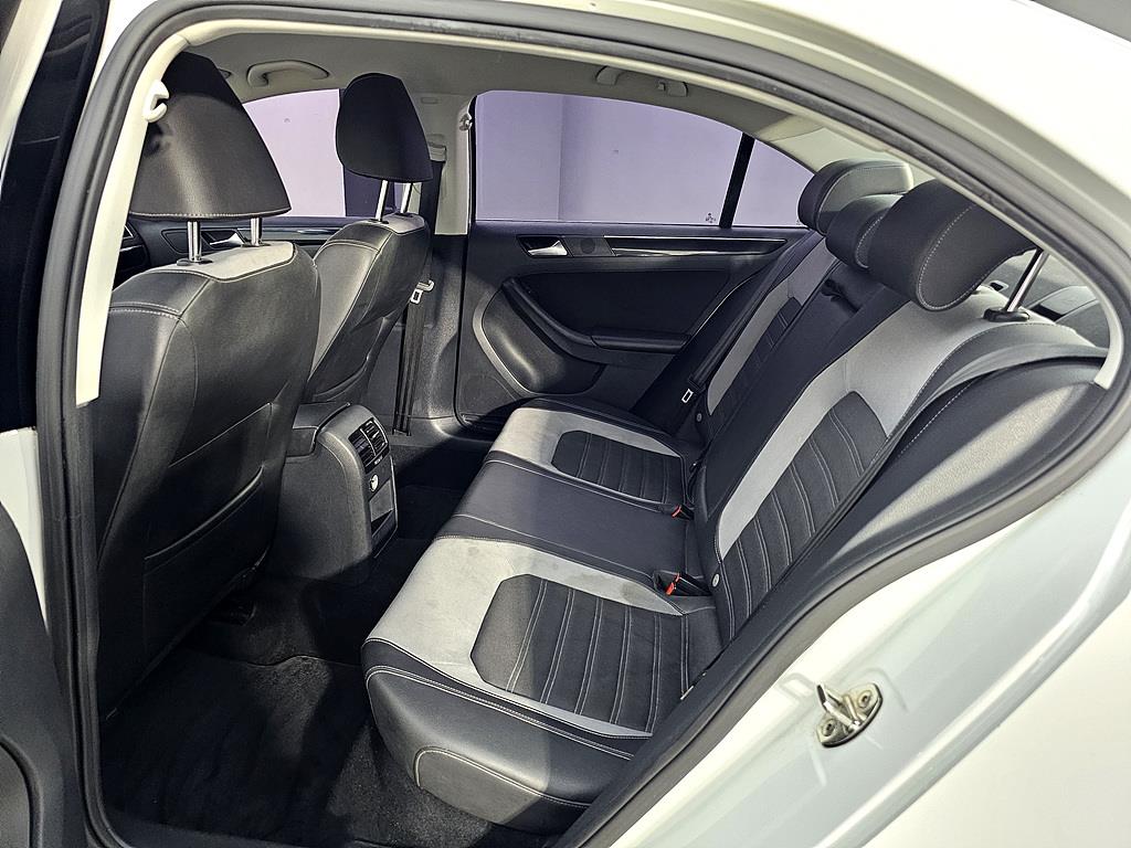 Volkswagen Jetta - Vista 9