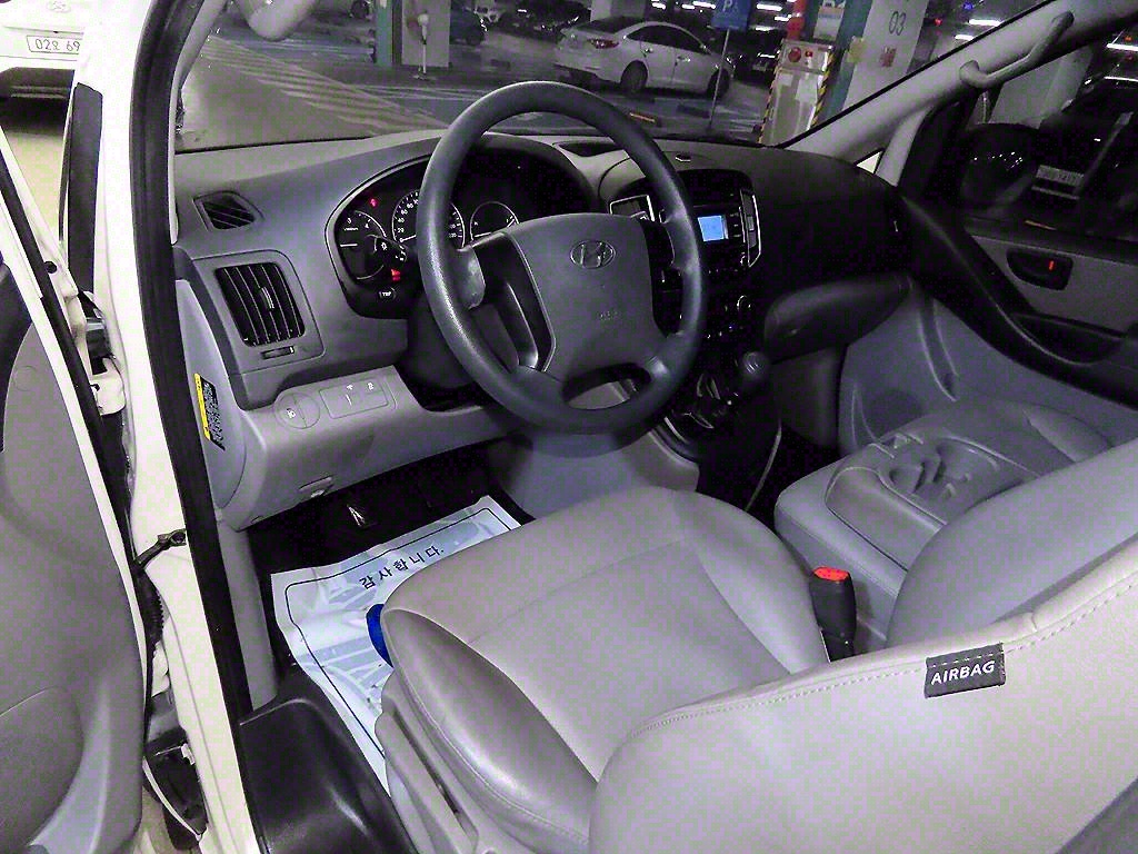 HYUNDAI Starex - Vista 10