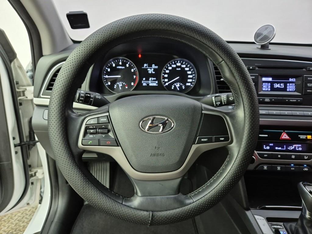 HYUNDAI Avante - Vista 9