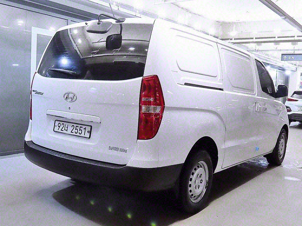 HYUNDAI Starex - Vista 4