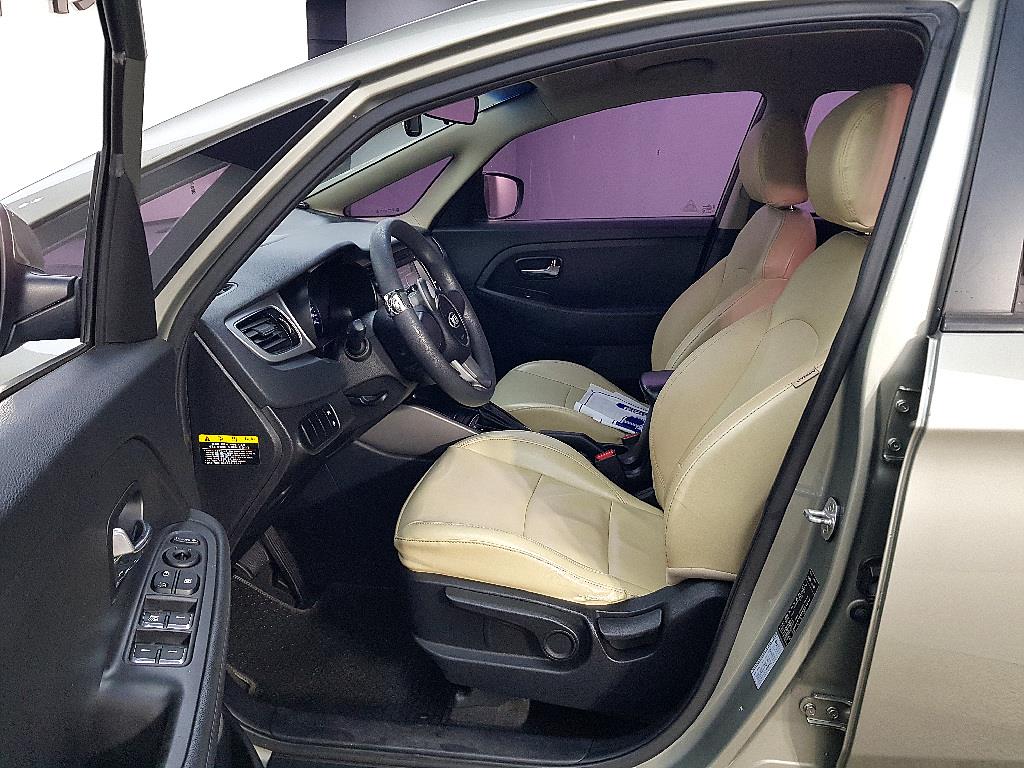 KIA Carens - Vista 8