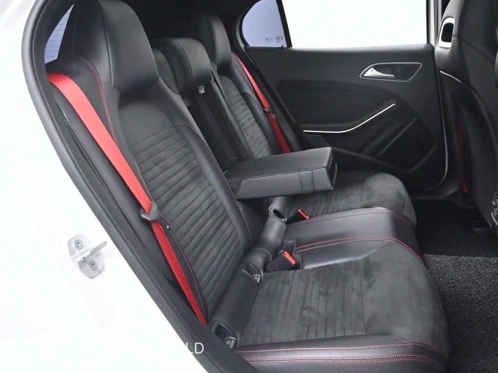 Mercedes Benz GLA Class - Vista 12