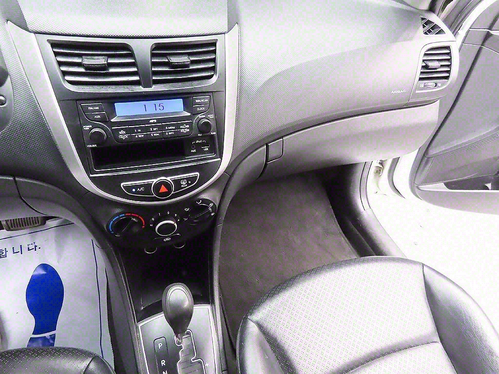 HYUNDAI Accent 2011 Blanco - Importación desde Corea - HF Imports Iquique - Foto 7