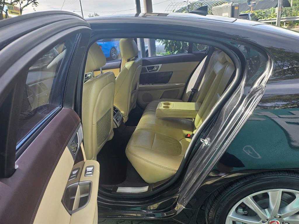 Jaguar XF 2015 Negro - Importación desde Corea - HF Imports Iquique - Foto 17