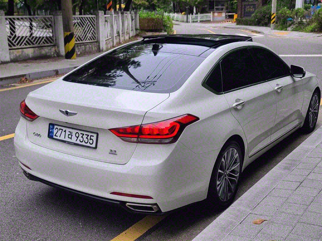 HYUNDAI Genesis - Vista 5