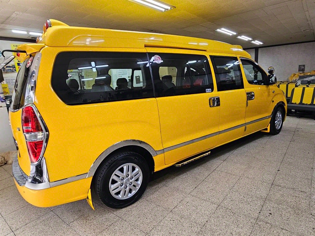 HYUNDAI Starex - Vista 5