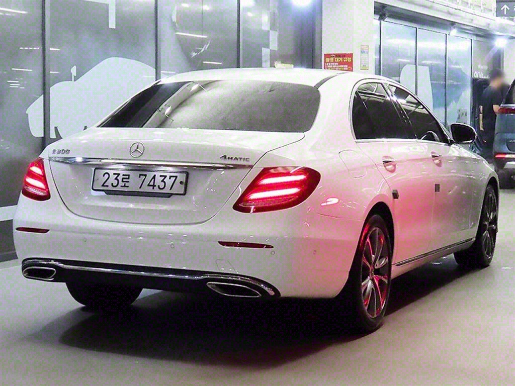 Mercedes Benz E class - Vista 4