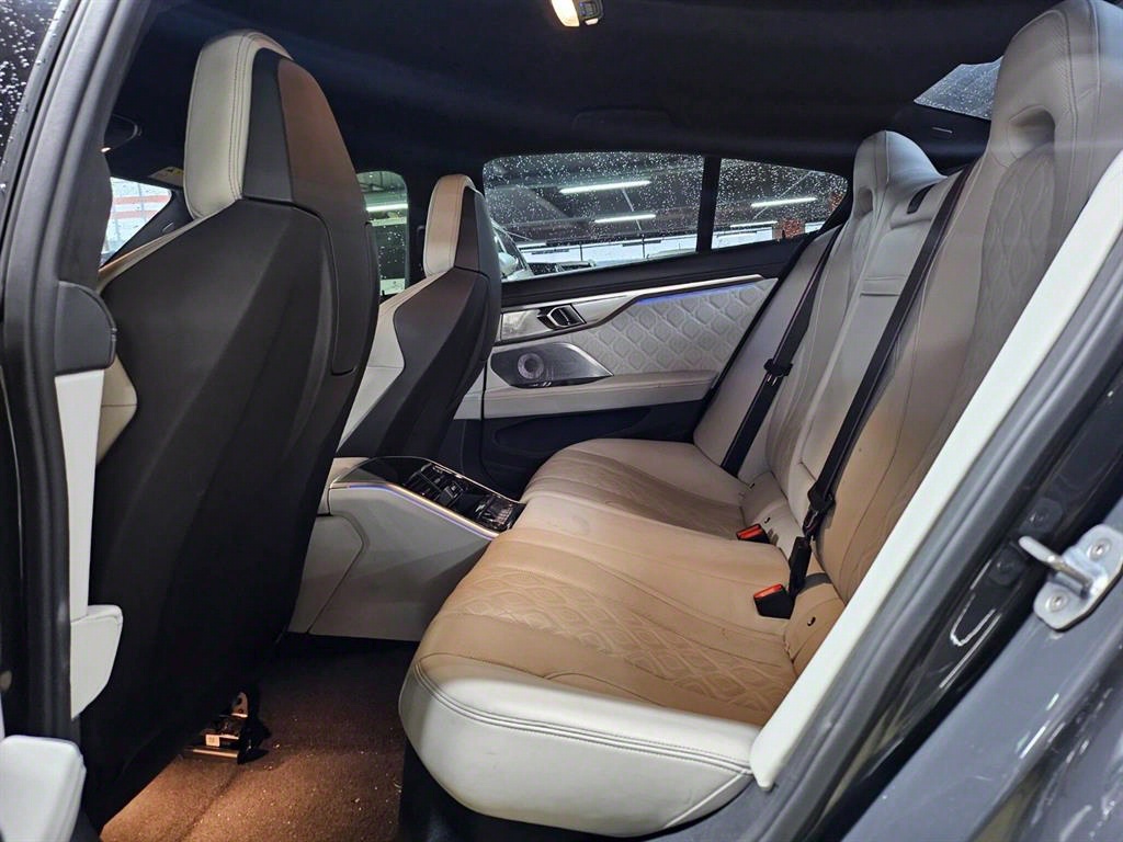 BMW 8 Series - Vista 10