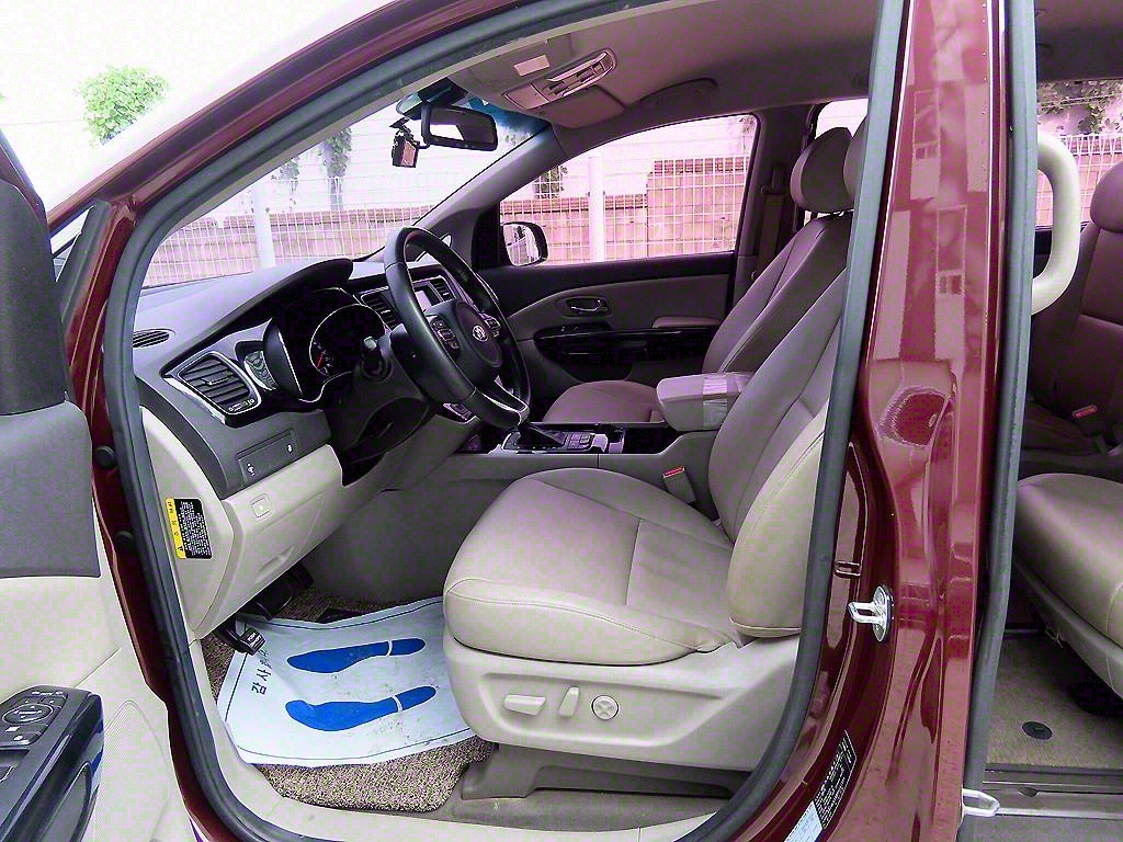 KIA Carnival - Vista 5