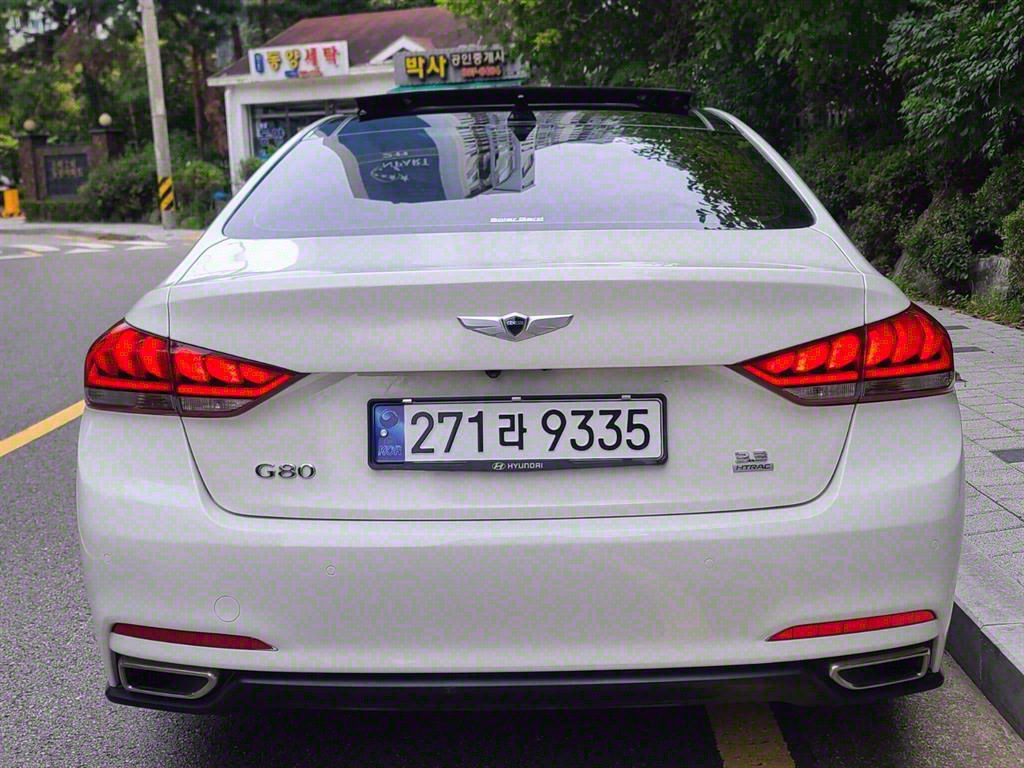 HYUNDAI Genesis - Vista 4