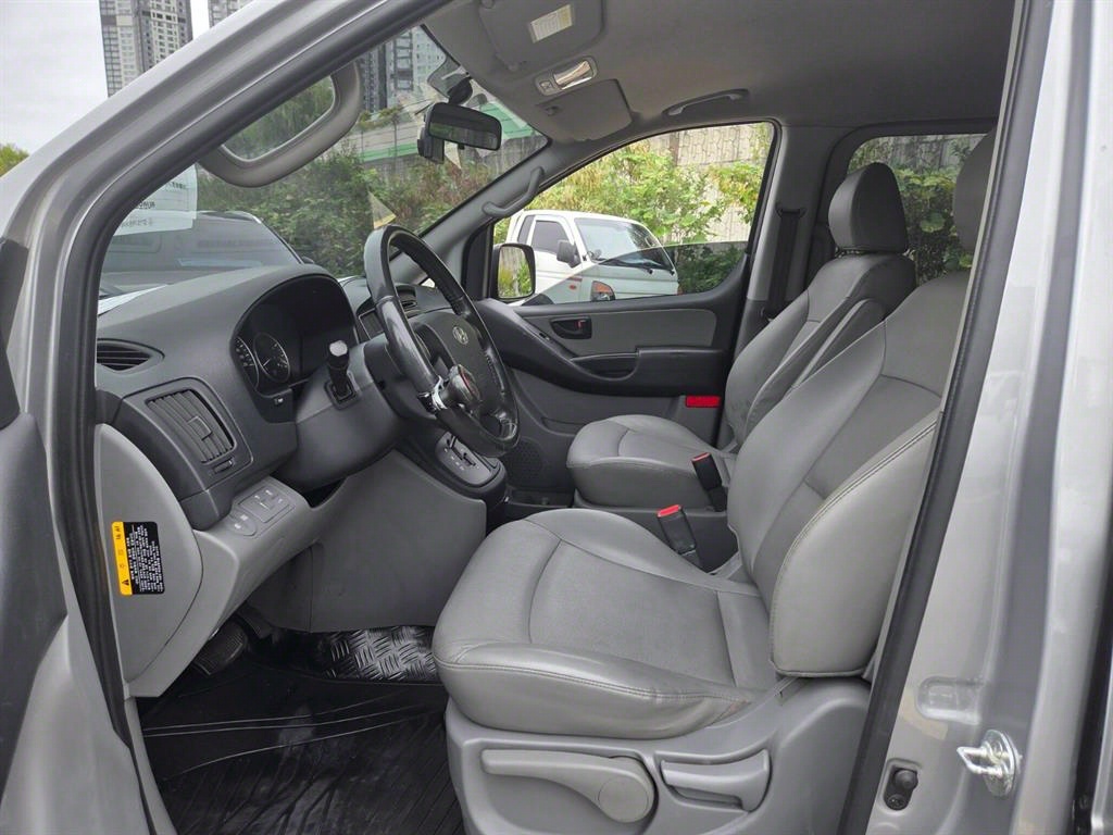 HYUNDAI Starex - Vista 10