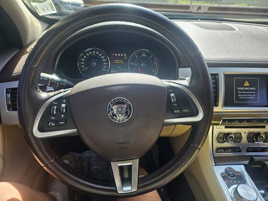Jaguar XF - Vista 9