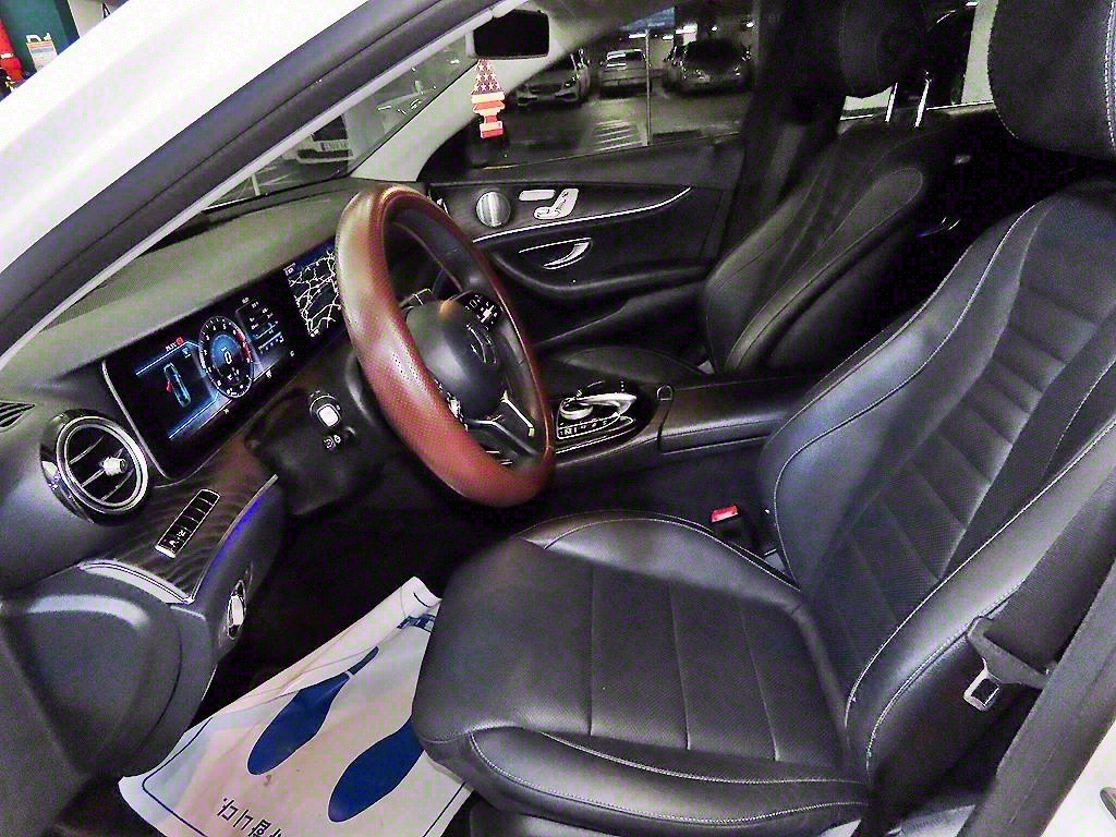 Mercedes Benz E class - Vista 6