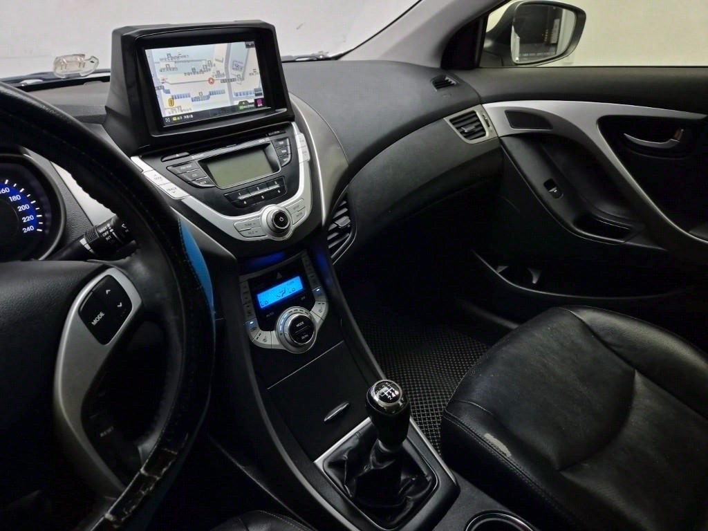 HYUNDAI Avante - Vista 10