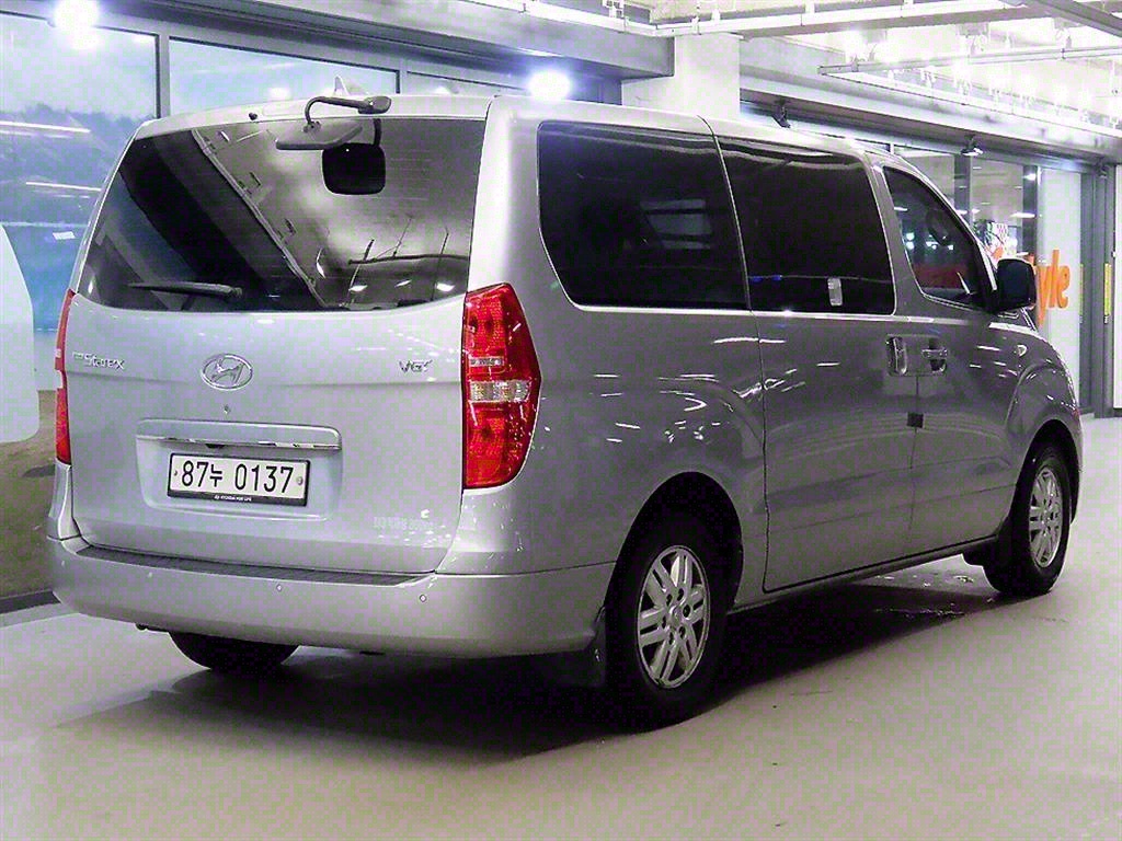 HYUNDAI Starex - Vista 4