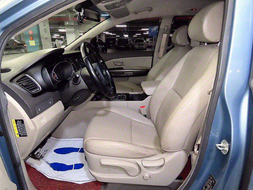 KIA Carnival - Vista 6