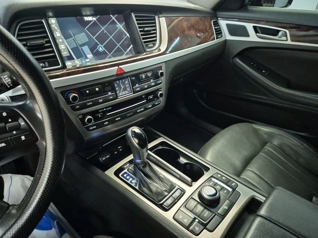 HYUNDAI Genesis - Vista 12