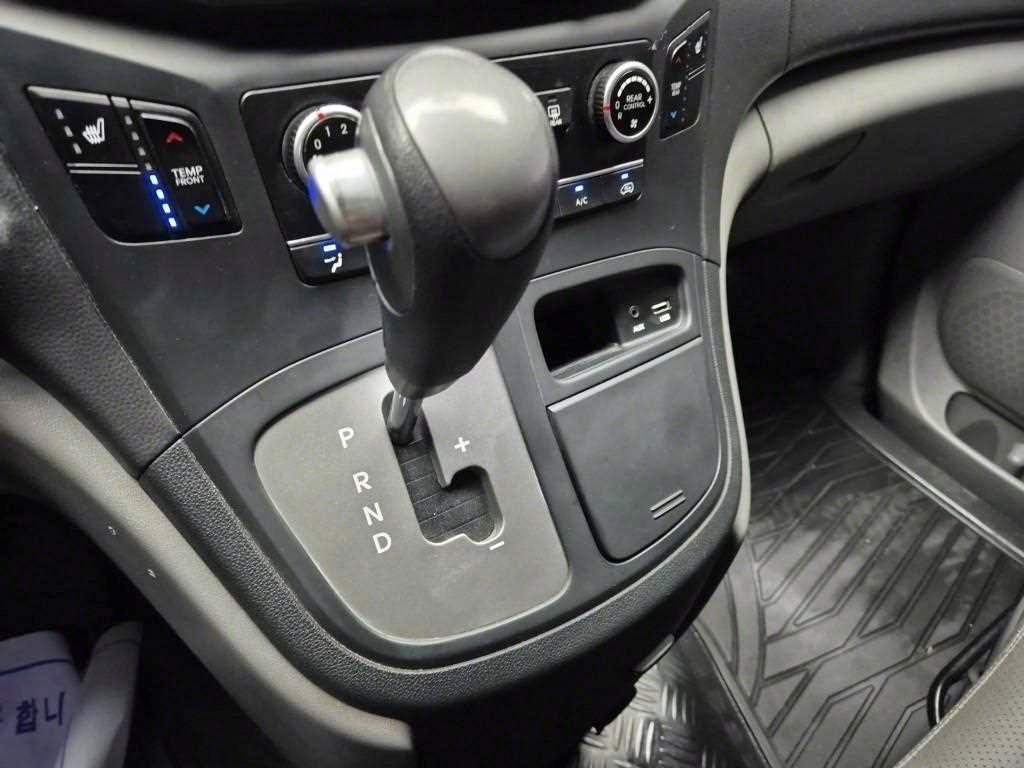 HYUNDAI Starex - Vista 8