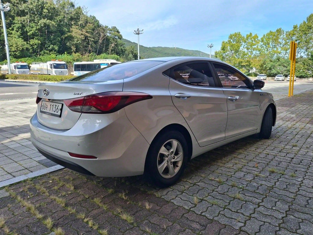 HYUNDAI Avante - Vista 5