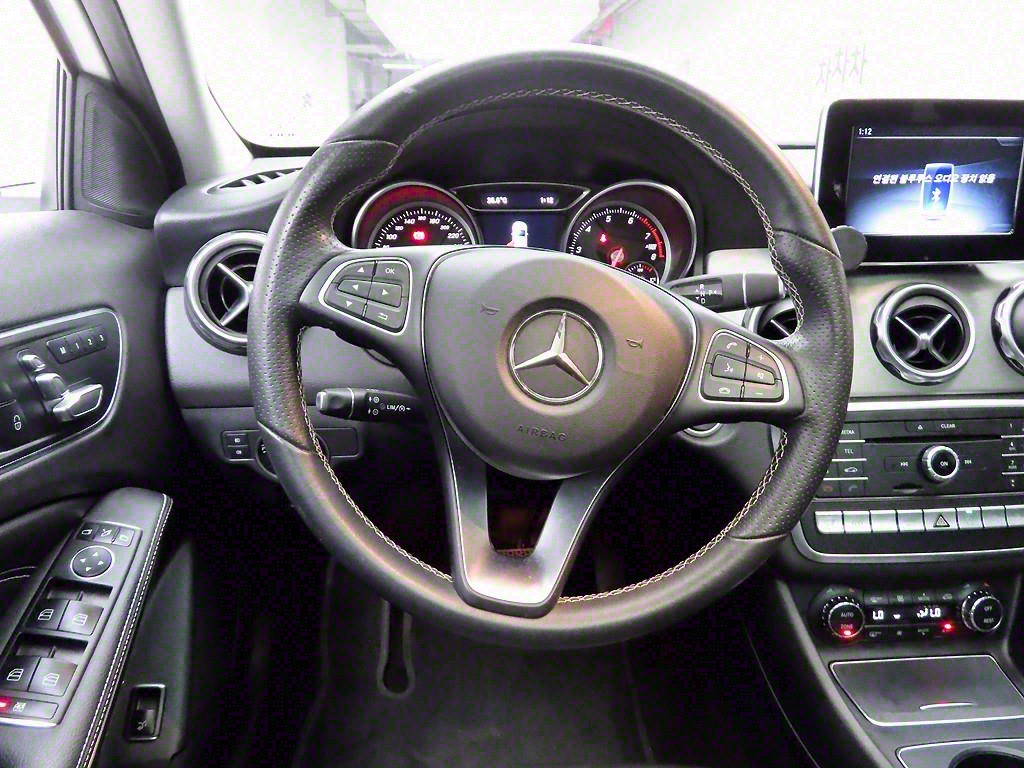 Mercedes Benz GLA Class - Vista 8