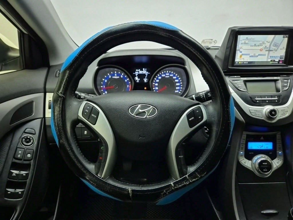 HYUNDAI Avante - Vista 9